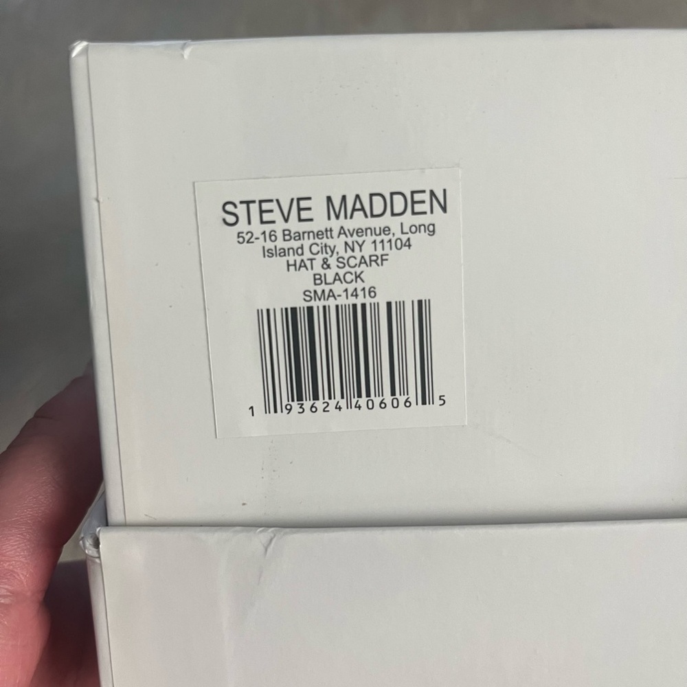 Steve Madden Scarf Beanie Gift Set OS - Picture 7 of 7